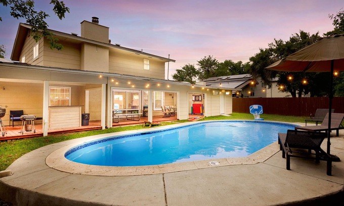 Heritage House | Spacious 4 bedroom with pool- minutes to Seaworld!