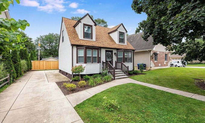 Geneva House | Spacious 4-bedroom vacation home just 1 mile walk to Town and River!