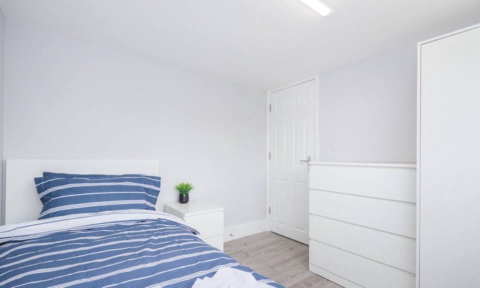 Dartford House | Spacious 4 bedroom very close to train station and town centre