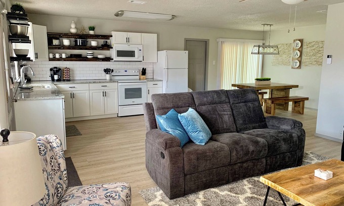 Lackland Terrace House | Spacious 4 Bedrooms-Family, Attractions, Lackland