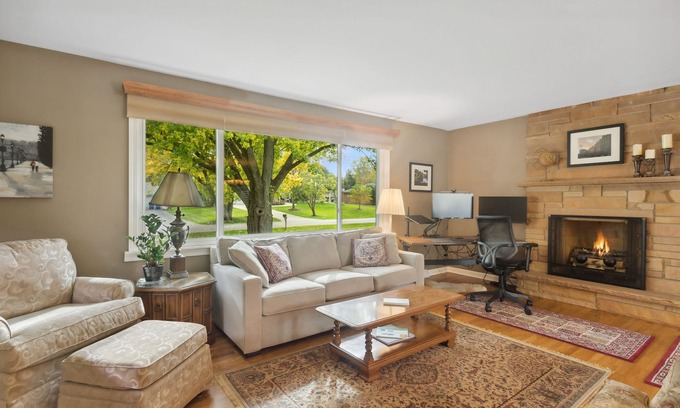 Geneva House | Spacious 4 BR Getaway in the Heart of Geneva. Walk to Downtown and the Fox!