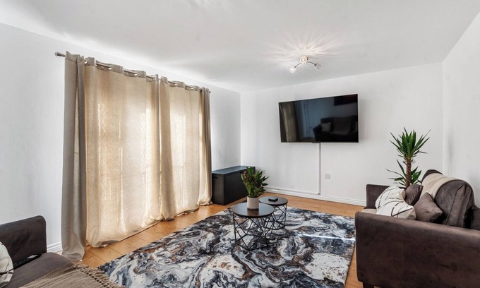 Manchester House | Spacious 4-Bed Home Near City Links