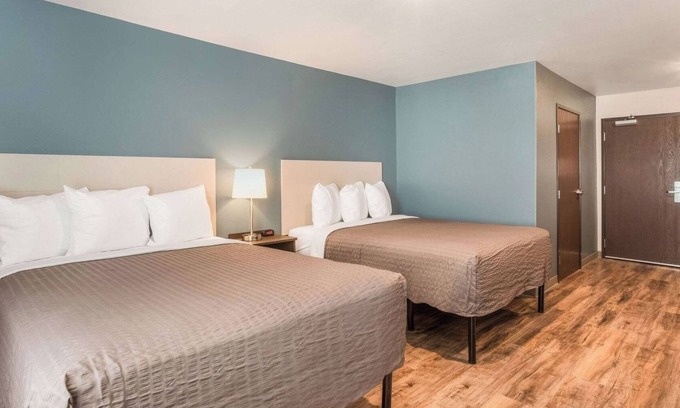 Newnan Hotel | Spacious 4 Room Stay w/Large Fridge & Prime Newnan Location Near Attractions