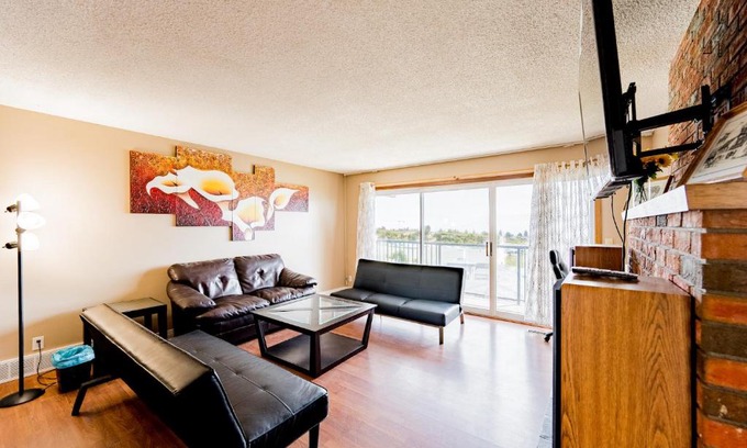 Central Okanagan Apartment | Spacious 4BD&3BA house w parking, 3 mins to Winery