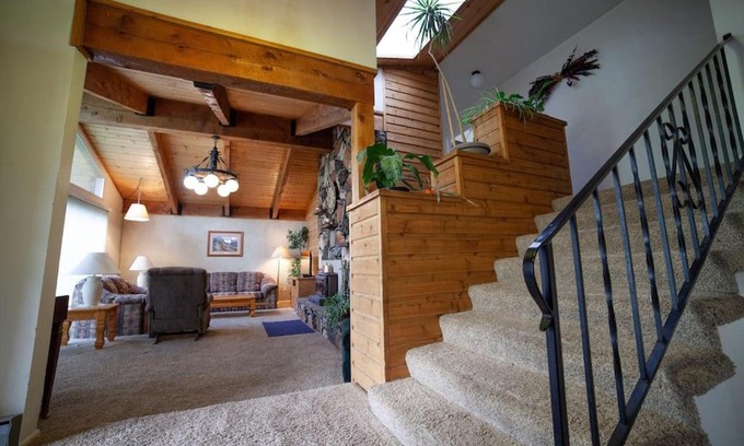 Driggs House | Spacious 4BR 3BA Convenient Downtown Driggs House