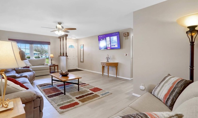 Monticello House | Spacious 4BR/3BA home that sleeps 10+ guests!