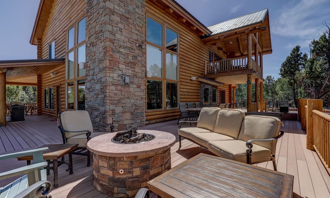 Zion National Park East Entrance House | Spacious 4BR Cabin near Zion · Stargazing Deck, Trails, Pool Table & Family Fun