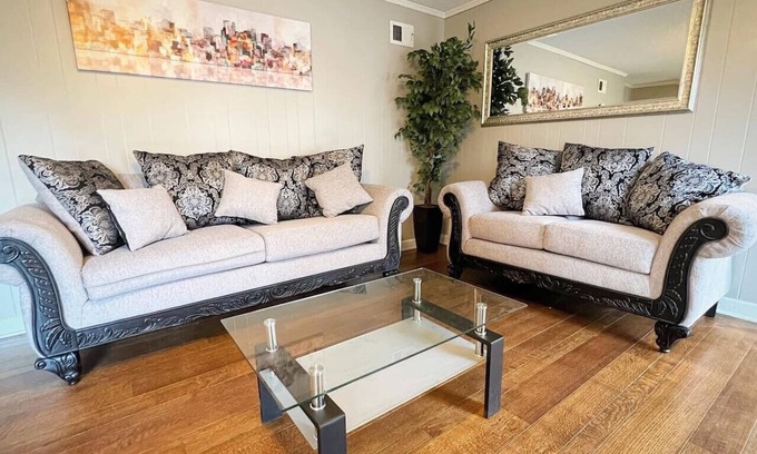 East Memphis House | Spacious 4BR! Central location!