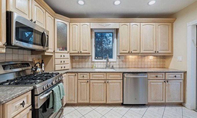 Stony Point Apartment | Spacious 4BR home w/WiFi, TV, hot tub, huge dining, fire pit & vast garden