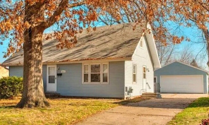Lovington House | Spacious 4br house sleeps 10 w/game room & gym