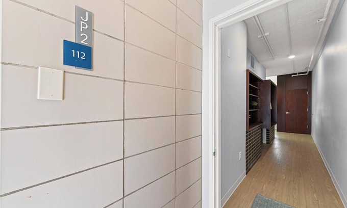 South Kansas City Apartment | Spacious 4BR Pod in Amazing Kansas City Near Campus, Wi-Fi & Parking, Workspace