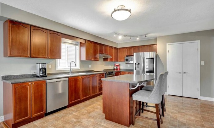 Waterloo House | Spacious 4BR | Private Backyard | Prime Location In Waterloo