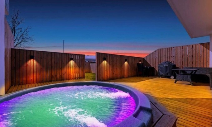 Mosfellsbaer House | Spacious 4BR Suburban Retreat with Hot Tub, Terrace & Easy Access to iconic pls