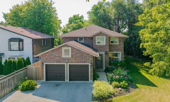 Pickering House | Spacious 5+2-bedroom house with AC, WiFi in charming Pickering