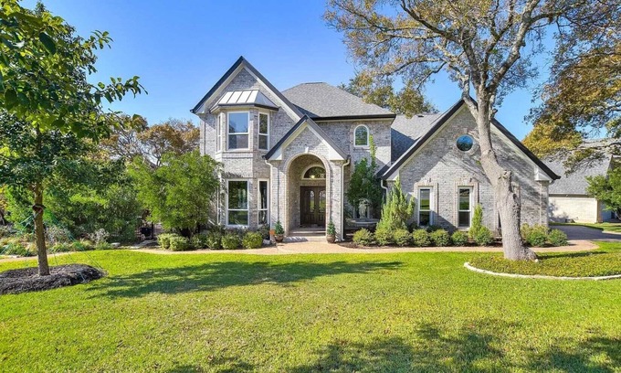 Barton Creek West House | Spacious 5 Bdrm Greenbelt Home with Pool - Family & Pet Friendly
