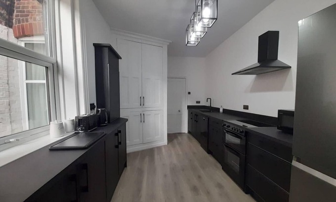 Manchester House | Spacious 5-Bed House - Sleeps 10, Garden & Parking