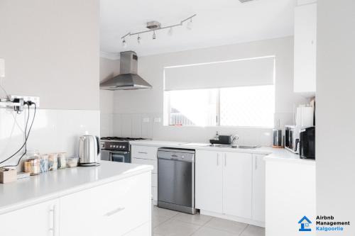 Hannans House | Spacious 5-bed house opposite Golf Course