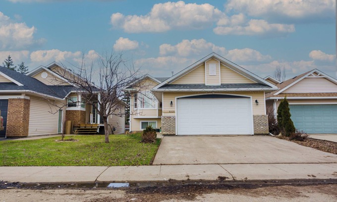 Grande Prairie House | Spacious 5-bedroom house with AC, WiFi in superb Grande Prairie