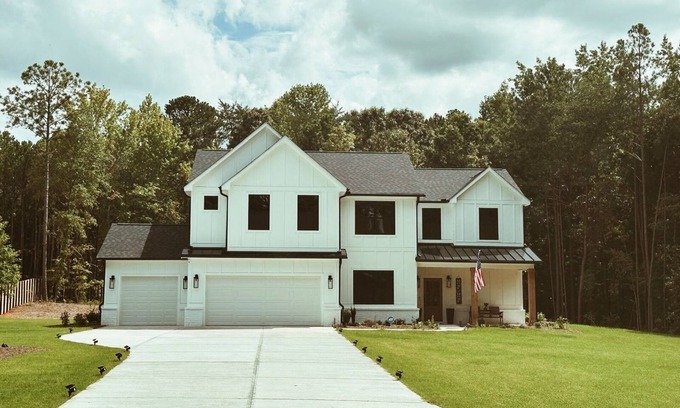 Lawrenceville House | Spacious 5-bedroom house in enchanting Lawrenceville with WiFi, AC