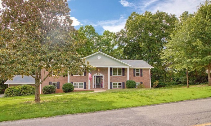 Silver Creek House | Spacious 5-bedroom, 3-bathroom house with pool table in delightful Rome