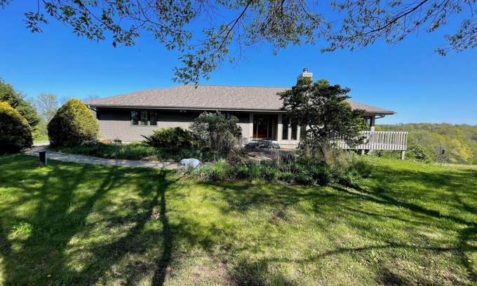 Verona House | Spacious 5-bedroom 80 acres family farm retreat with AC, WiFi in rural Verona