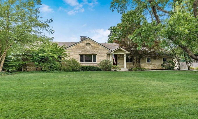 Upper Arlington House | Spacious 5-bedroom and 5 bathroom house in Upper Arlington's Canterbury area.