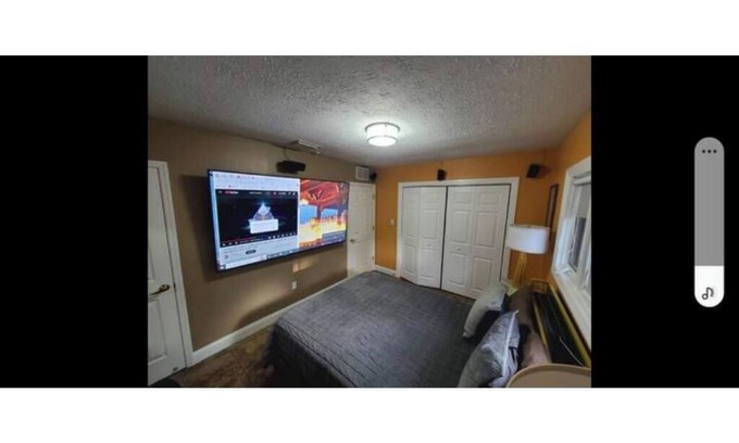 Pinecrest West Park Apartment | Spacious 5-bedroom apartment in charming Tampa with AC