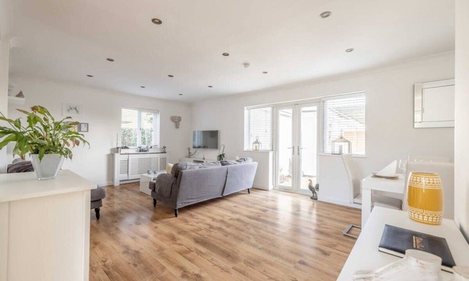 Fifield House | Spacious 5-Bedroom Family Home in Windsor