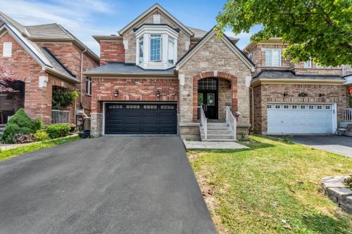 Halton Regional Municipality House | Spacious 5-Bedroom Family Home in GTA