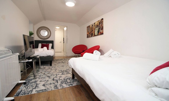 Castle Apartment | Spacious 5 bedroom flat-Swansea