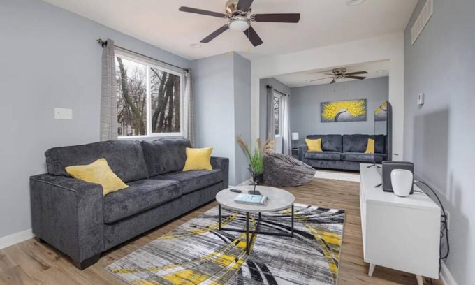 Des Moines House | Spacious 5-bedroom house with Ping Pong Table and Wifi in awesome Des Moines