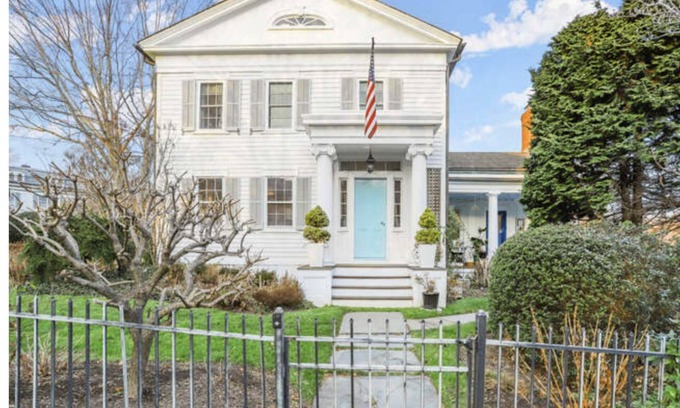 Southport House | Spacious 5-bedroom, house in Southport with WiFi, AC, near train, harbor, town.
