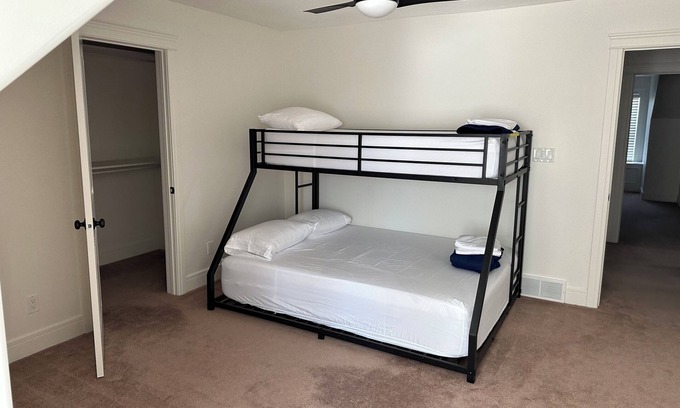 Raymond House | Spacious 5-bedroom house with WiFi, AC in amazing Raymond