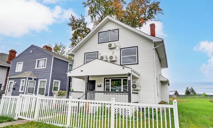 Columbus House | Spacious 5-bedroom house in Central Columbus Fenced Backyard