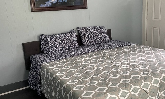 Pontiac House | "Spacious 5-Bedroom House in the Heart of Pontiac Free Parking WIFI