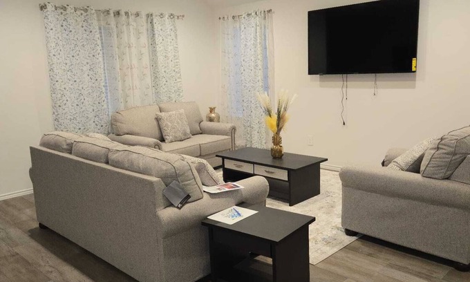 Rosenberg House | Spacious 5-bedroom house with WiFi and AC in charming Richmond.
