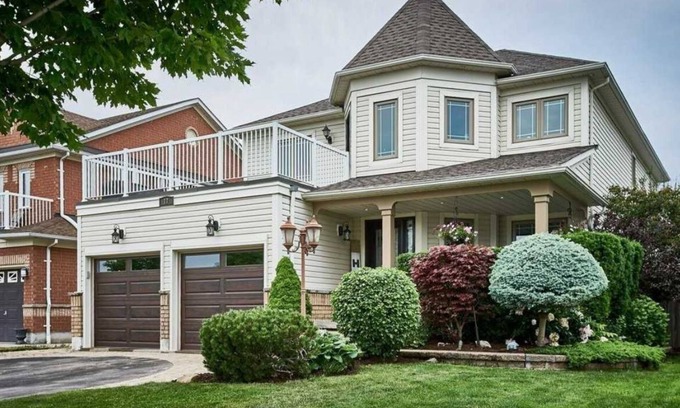 Whitby House | Spacious 5-bedroom house w charming lake view with WiFi, AC, saltwater pool