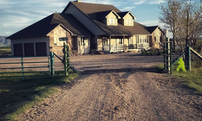 Casper House | Spacious 5-bedroom house with WiFi, AC in Weat Casper