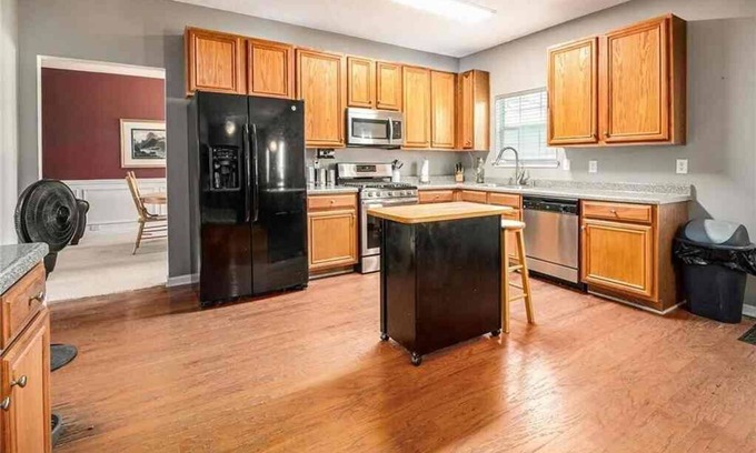 Dallas House | Spacious 5-bedroom house in adorable Dallas with AC, WiFi