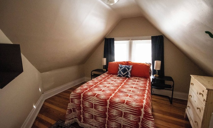 Omaha House | Spacious 5-bedroom house with Wi-Fi and washer/dryer in convenient South Omaha