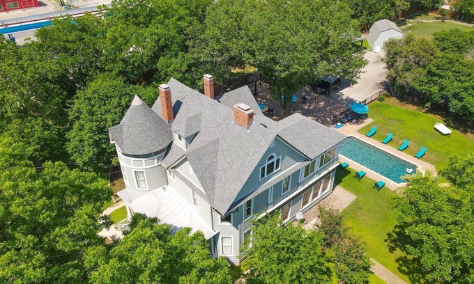 Seguin House | Spacious 5-bedroom house with AC, WiFi in Seguin, Pool & Outdoor Game Room