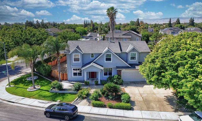 Tracy House | Spacious 5-bedroom house in charming Tracy with AC, WiFi