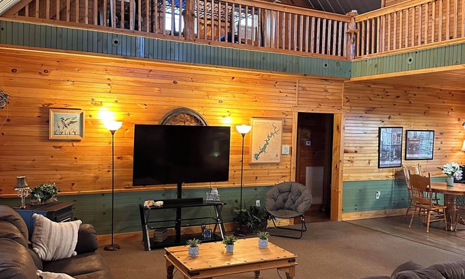 Cookson Cabin | Spacious 5-bedroom lodge with boat trailer parking, @ Lake Tenkiller, in Cookson