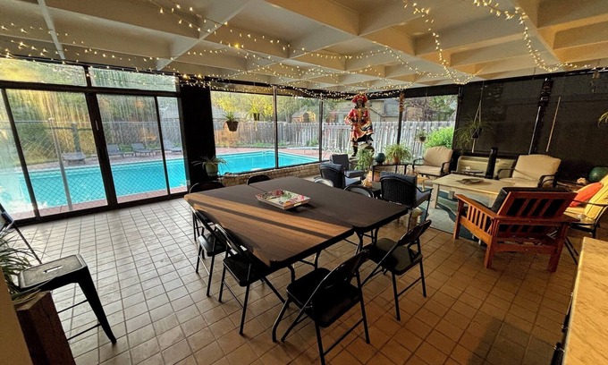 Hutchinson House | Spacious 5 bedroom Retreat with Pool & Tennis Court Near KS State Fair