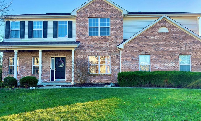 Noblesville House | Spacious 5 bedroom house just north of Indianapolis, minutes to Grand park.