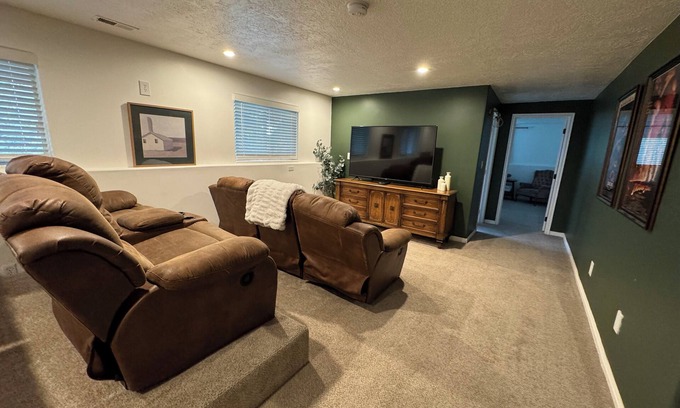North Ogden House | Spacious 5-bedroom house in lovely North Ogden with Theater, Games and Hot Tub