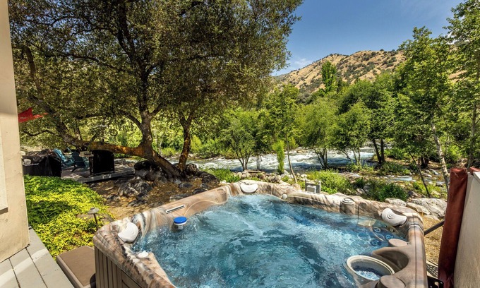 Three Rivers House | Spacious 5-bedroom house in awesome Three Rivers with AC, fitness room, WiFi