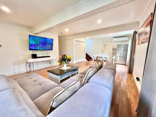 Bundaberg North House | Spacious 5 BR Family Home with free WIFI & AC pet friendly