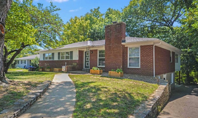 Bashford Manor House | Spacious 5-BR Retreat Near Louisville Attractions