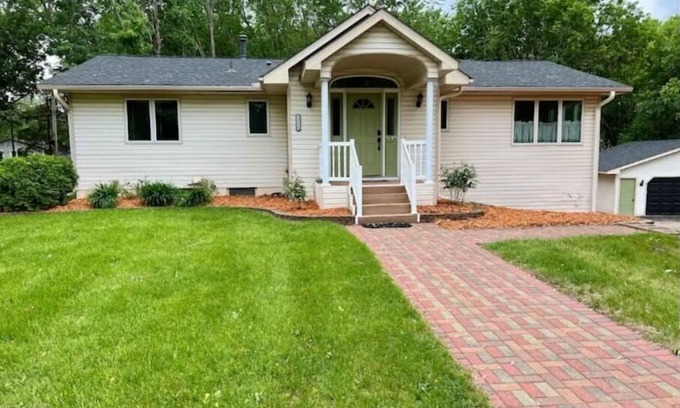 Blaine House | Spacious 5BR Family Retreat with Hot Tub, sleeps 14!